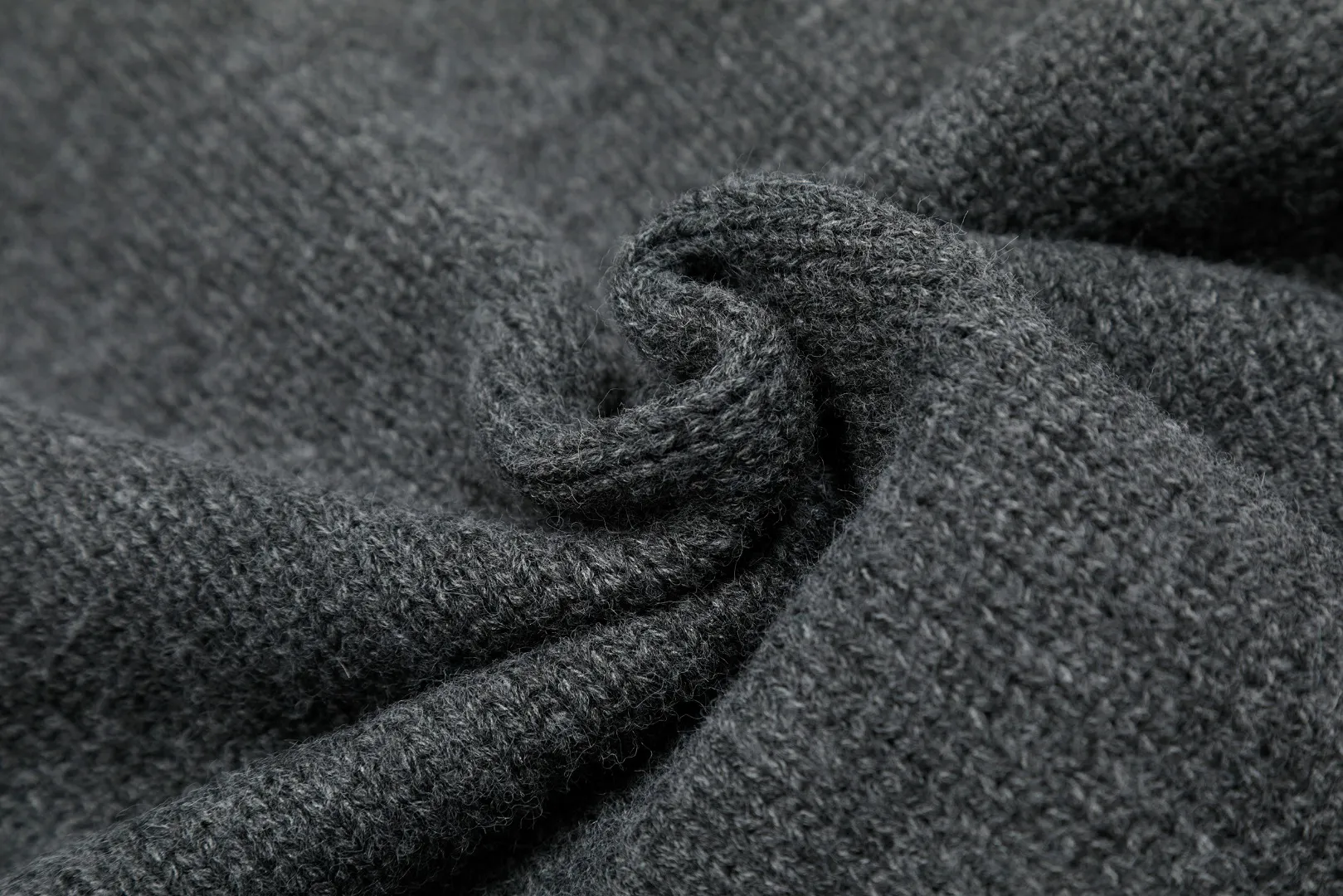 VIVI128 vivienne west wood scarf cardigan. Top original restoration. 30% wool thick needle top version. Customized original molded horn buckle. All details and styles are restored. Size 1 size 2 size. Color Brown dark gray
